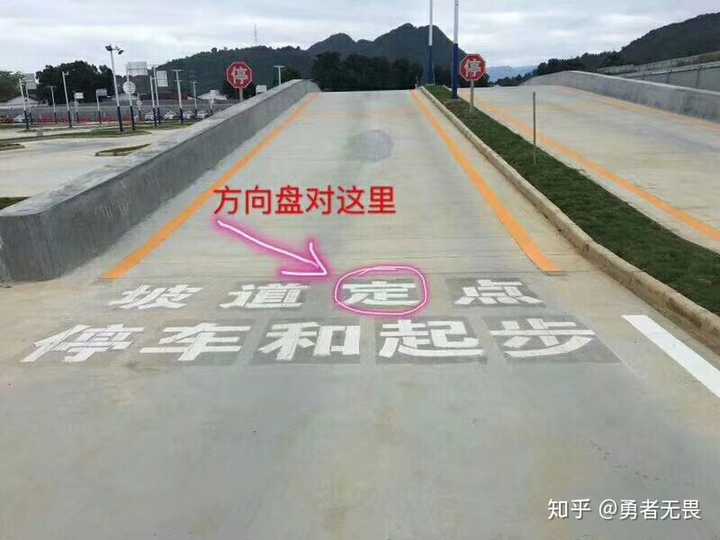 新手学车科目二中的上坡起步怎么才能顺利通过