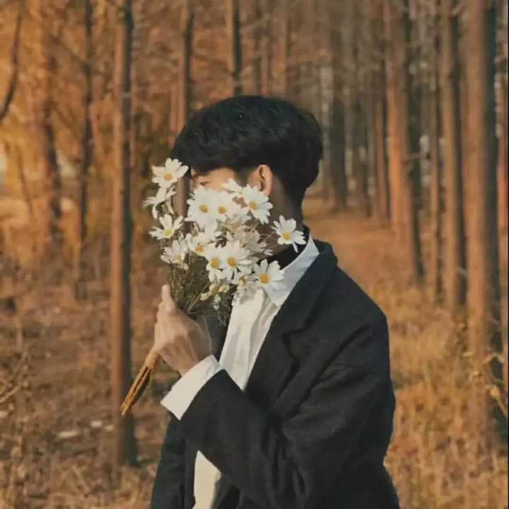 小可爱们有没有手里拿花的人的头像哇〔歪头〕谢谢啦?