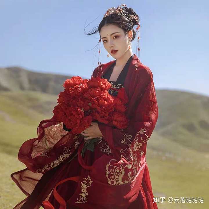有哪些黑红系的汉服?(我个人喜欢潇洒一些的.)?