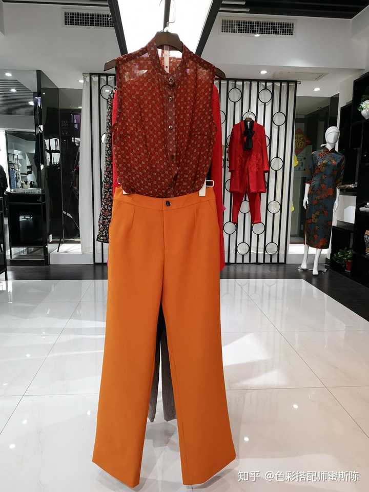 鲜橙色上衣搭配什么颜色的裤子好看?