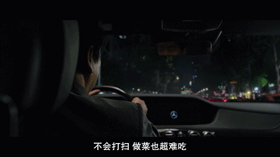 韩国电影寄生虫中穷爸爸问富爸爸爱妻子吗这一细节描写出现两次的用意