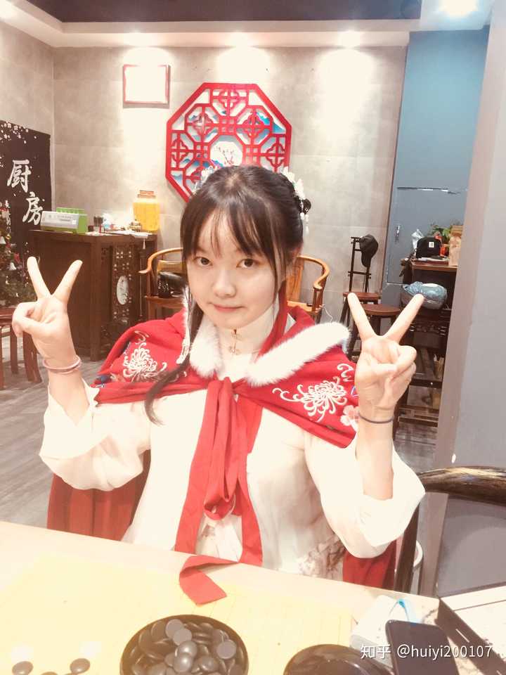 这是去汉服体验馆拍的照片 我很喜欢 看起来像个地主家的傻儿子嘿嘿