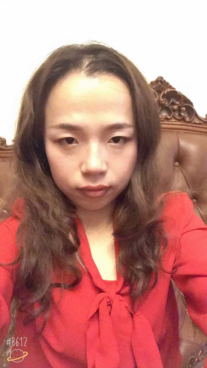 大脑门,颅骨宽,头顶平的女生适合怎样的发型或妆容?