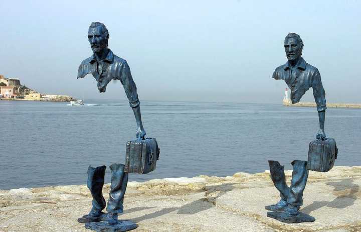 《旅行者》是法国艺术家bruno catalano创作的一个雕塑系列,描绘了一