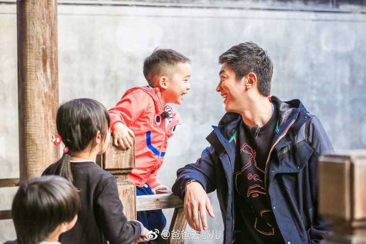 如何评价《爸爸去哪儿》第五季嗯哼的表现?