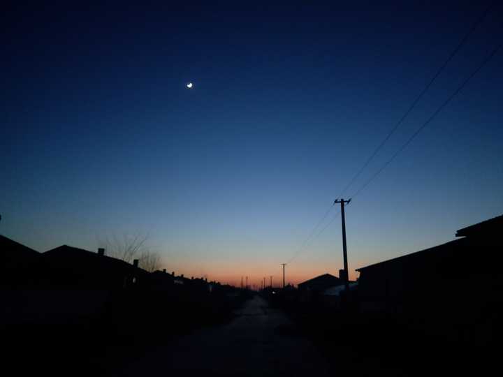 姥姥家,农村的夜晚,夕阳西下,明月高悬,觉得好美.