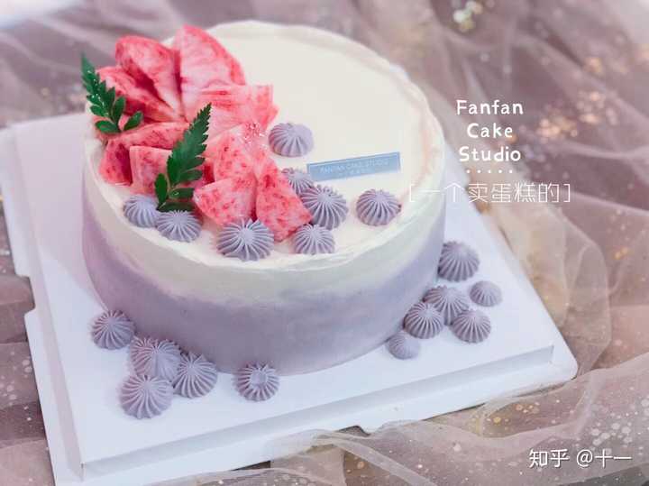 然后看她的朋友圈简直是不能自拔,最后一张图是我上周订的生日蛋糕