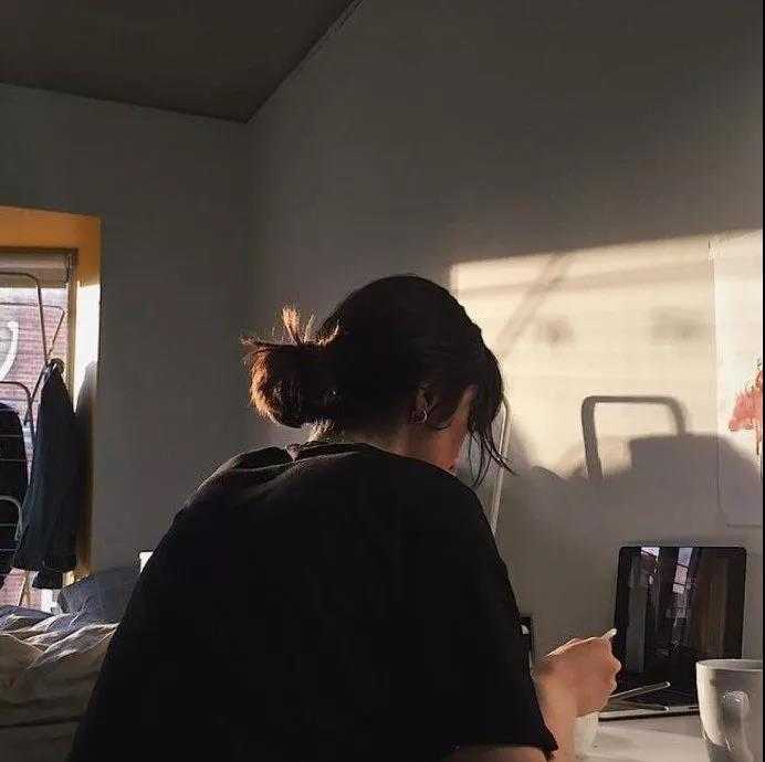 qq上一个人的背影的头像求推荐,?
