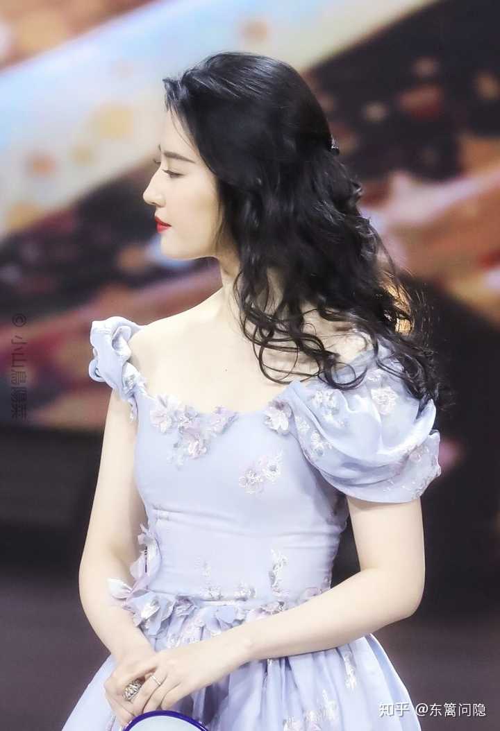 如何评价刘亦菲 2020 微博之夜的造型和搭配?