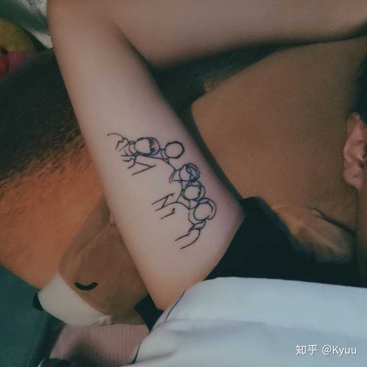 而且成年之后爸妈很不愉快的离婚了,所以最近的纹身是加上了外公外婆