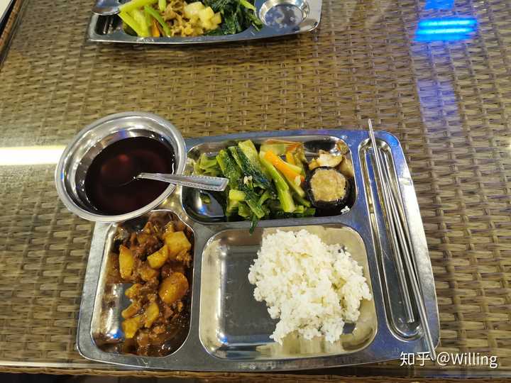 终于吃到了教室食堂饭菜,其实和学生食堂没什么区别