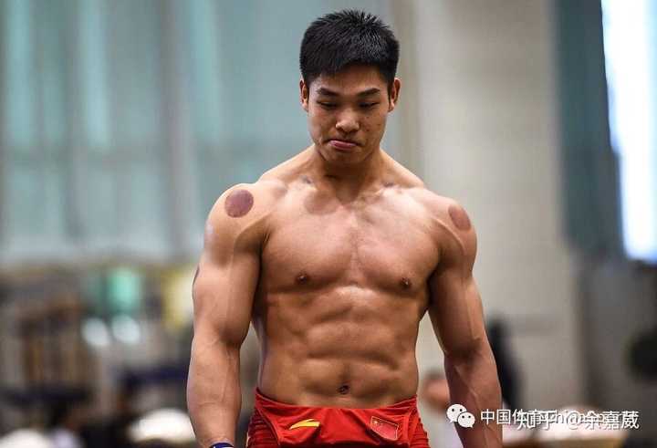 我心中的好身材,应该是中量级举重运动员的身材 - 肌肉壮实,体脂低