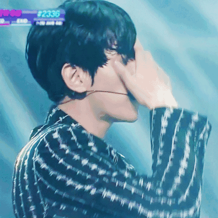 一般人镜头结束后都来不及表情管理,但边伯贤不但反应过来了,还管理的