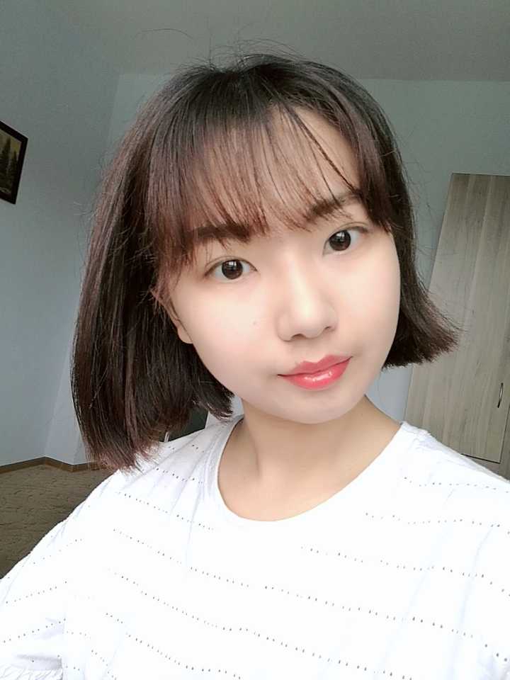 今天刚去剪了个超短发,之前是普通的短发 之前