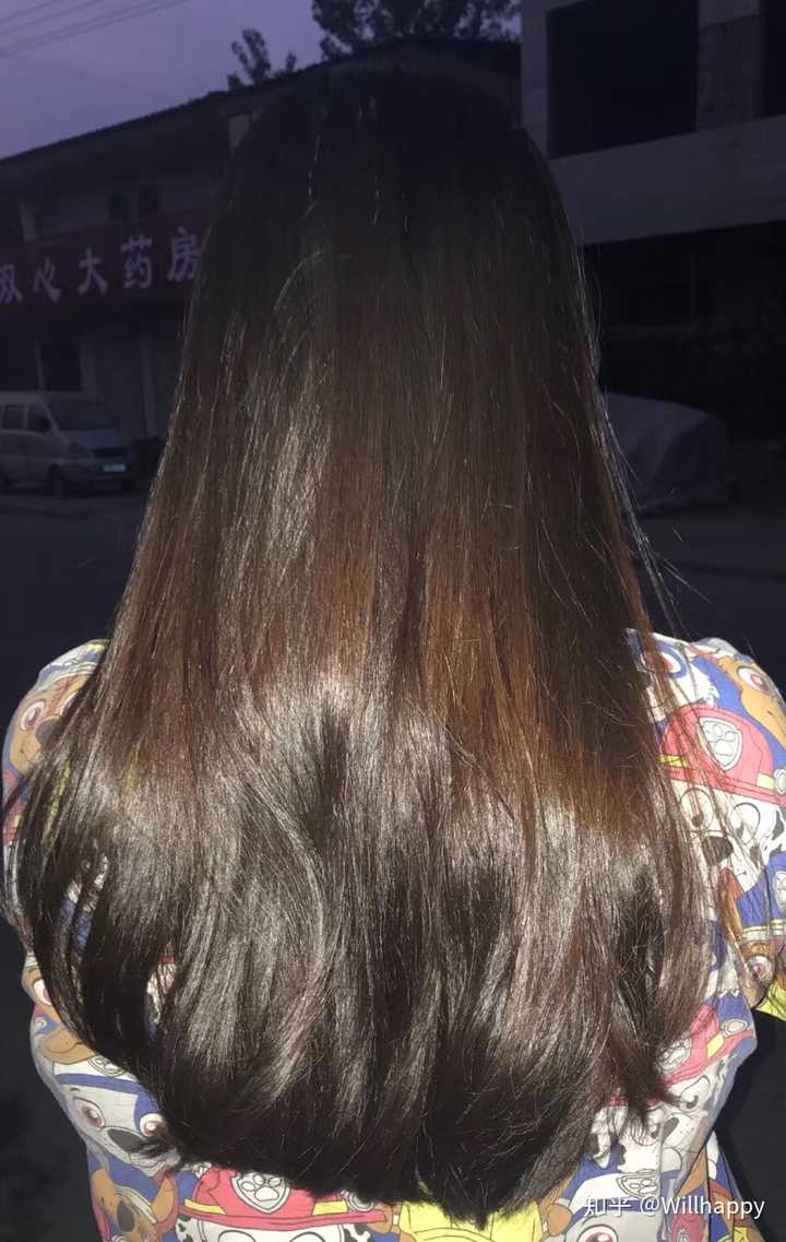 很不幸……发尾被烫焦了……软化过度导致的吧……头发经常锈在一起