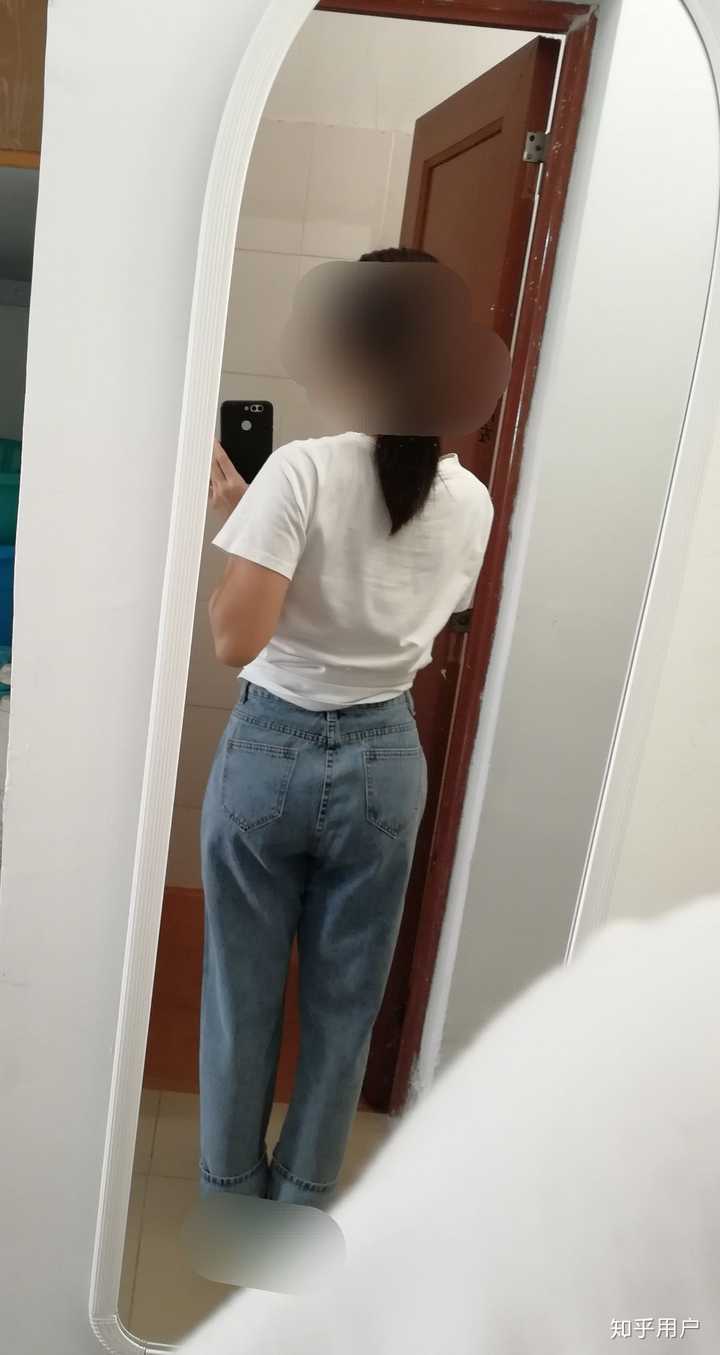 想知道屁股大腰细的女孩都穿什么牛仔裤?