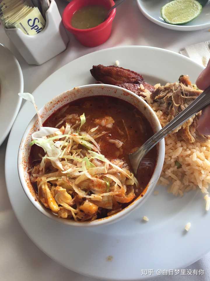 一道传统菜pozole ,有绿色的和红色的,推荐每一个去墨西哥旅游的人都