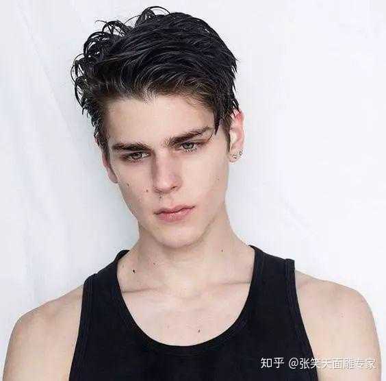 现在的女生大多数喜欢脸小的男生吗?
