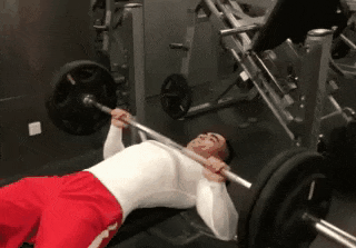 首先,0基础的瘦子,到了健身房,先练1-2周的固定器械,健身房的力量