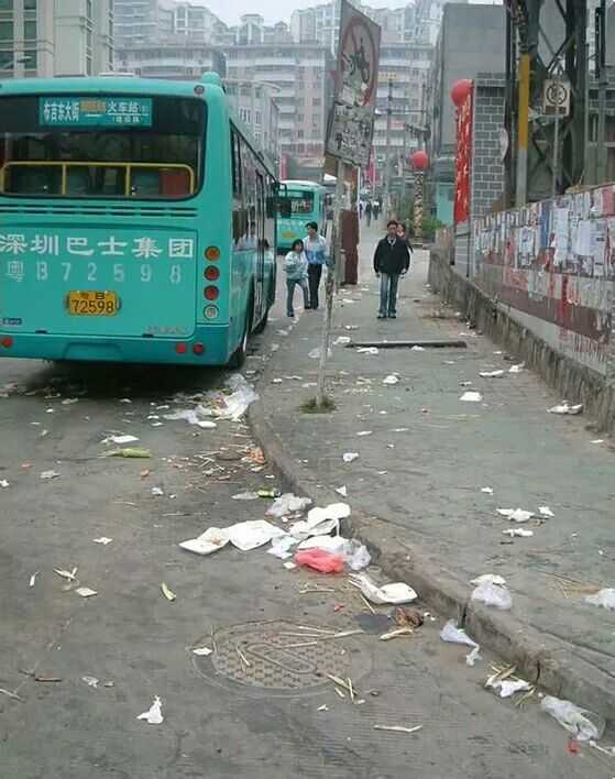 中国的马路街道确实很脏,要么满地垃圾烟头口香糖狗屎,要么就算没有