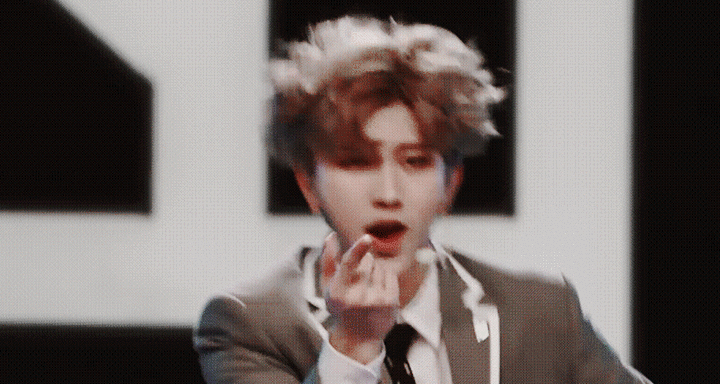 put you hands in the air make some noise 把音量 turn up 聒噪的