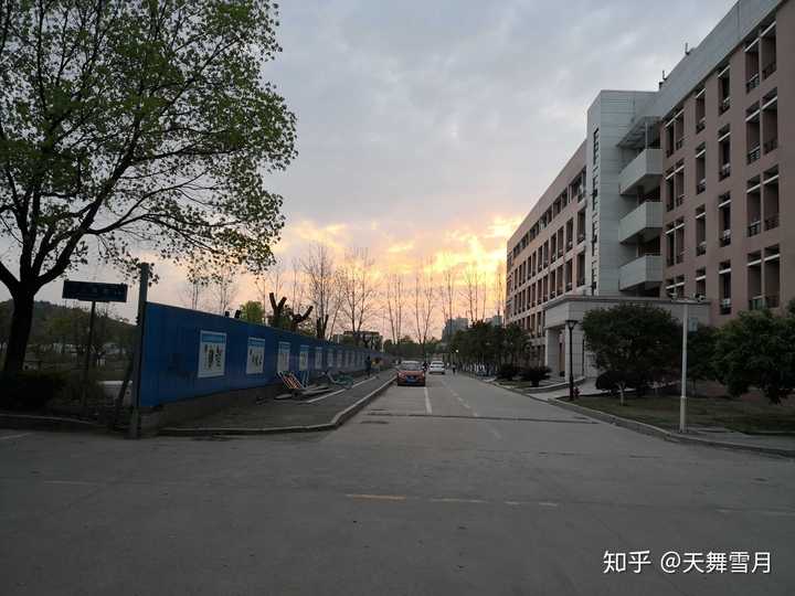 上饶师范学院的宿舍条件如何?校区内有哪些生活设施?