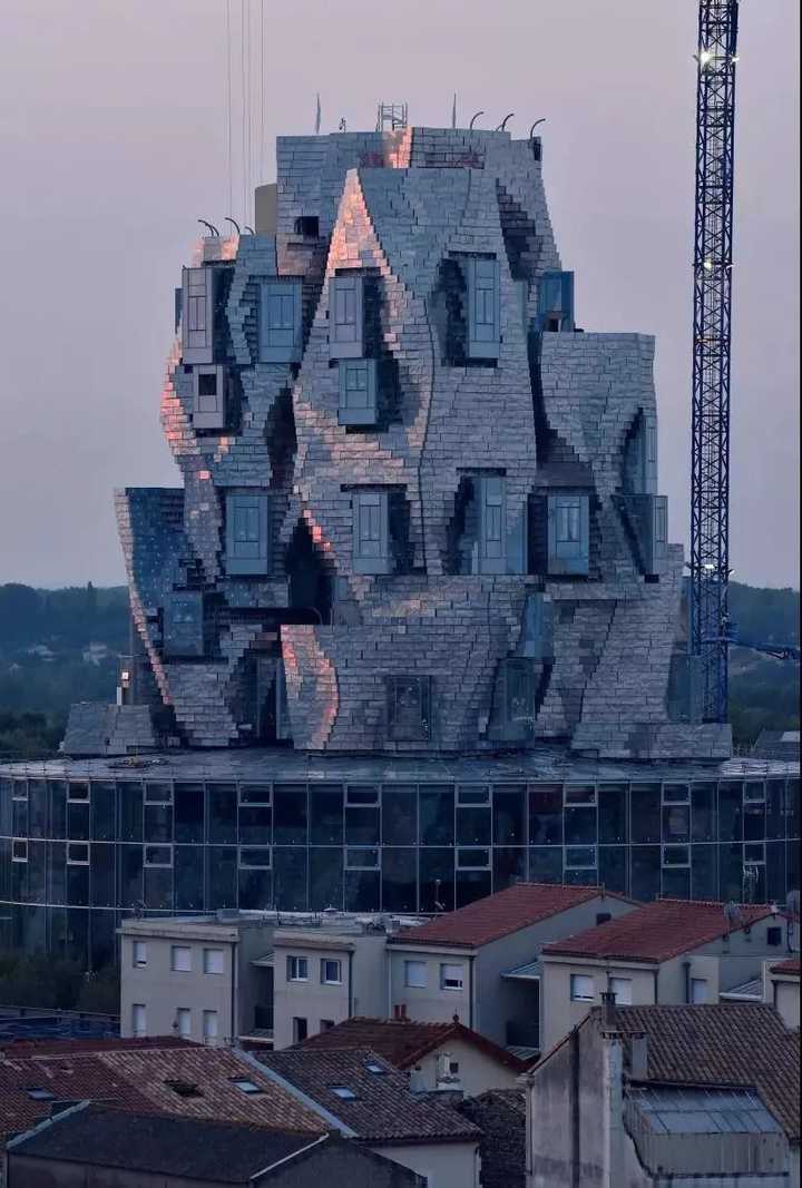 frank gehry 设计的当代艺术中心(luma arles),是解构主义建筑风格
