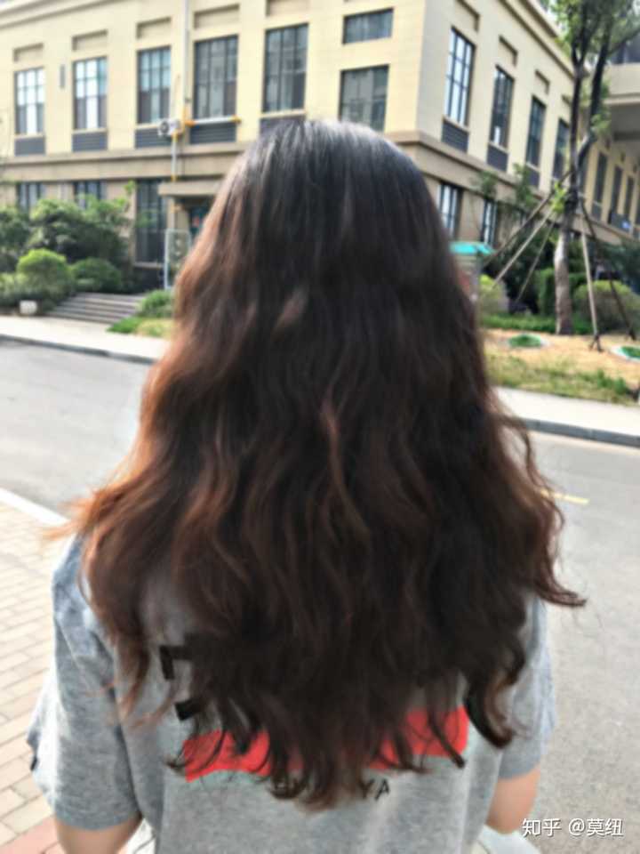 发量多的女孩子适合烫什么发型?