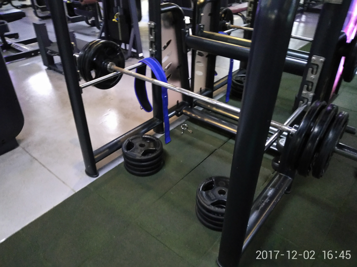 如何评价某上海舒适堡健身房撤除自由深蹲架一事?