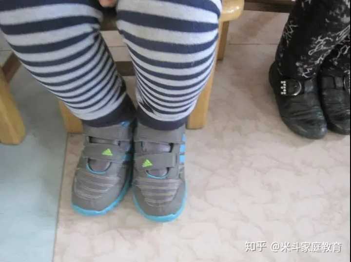 孩子刚学会穿鞋为什么都是反着穿啊?