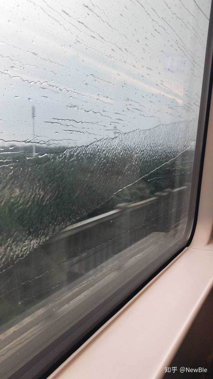如何由高铁列车窗上的雨滴轨迹分析出列车速度?
