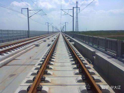 京沪高铁此段已经是无砟轨道,如增设道岔需要砸开一小段,拆卸无缝钢轨