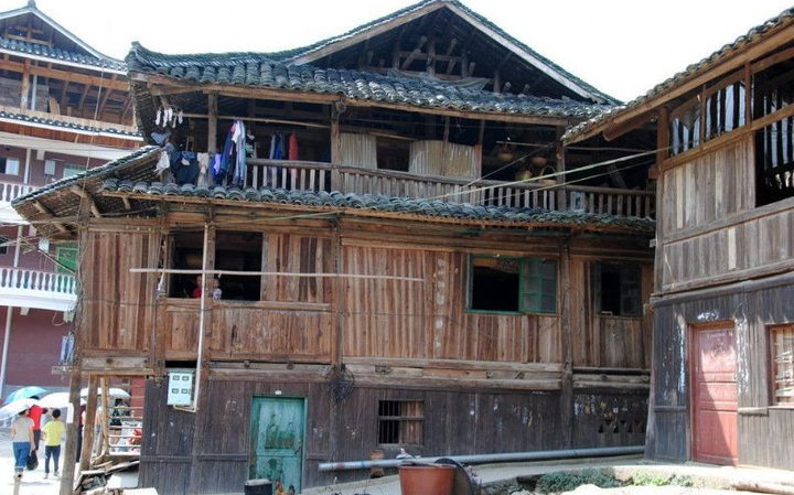 但是受到汉式建筑和佛教建筑的影响较多, 仡佬族的干栏式房屋: 图片