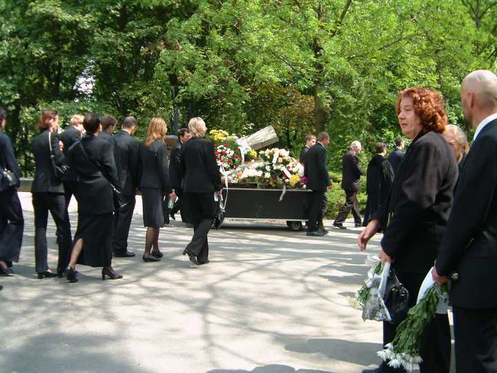 女生参加葬礼穿黑色衣服裙子需要穿丝袜吗?如果需要大概多厚比较合适?