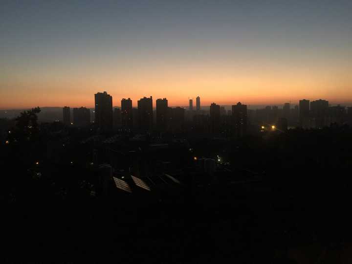 早上六点的城市.在宿舍阳台上拍的,天空是渐变色