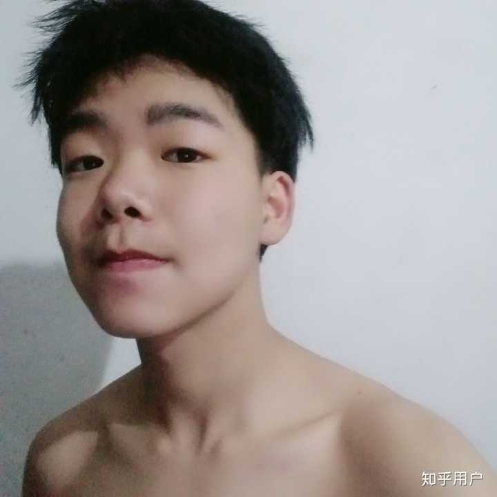 性格挺高冷的.但实际上是个逗比. 先来一张他小时候(14岁)的照片.