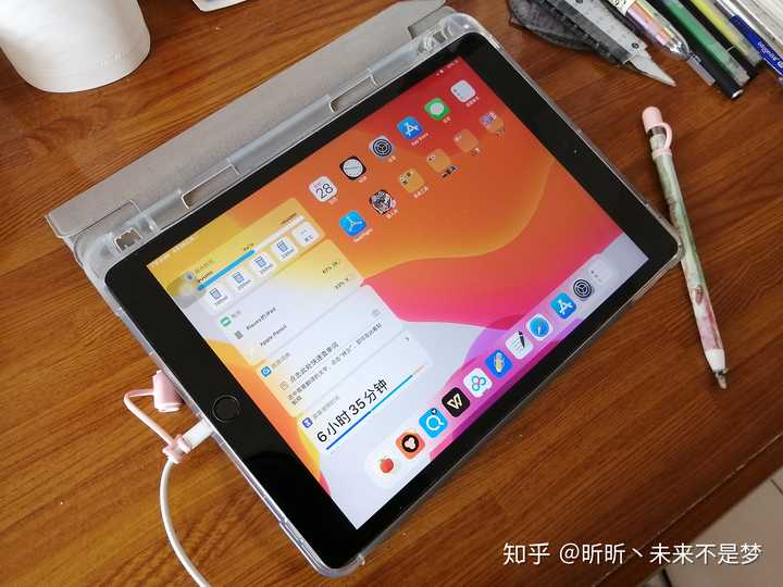 我是女生,选了黑色,主要是ipad2019的黑框框太影响观感了,所以选了