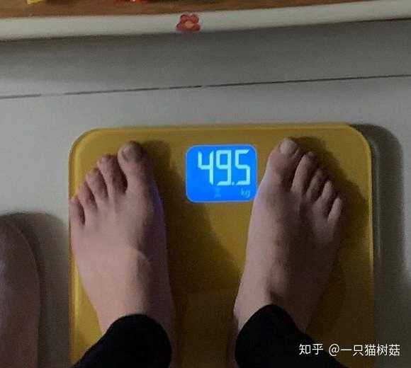 然后2月份那段时间的体重是99斤左右,用了一个寒假的时间从117斤瘦