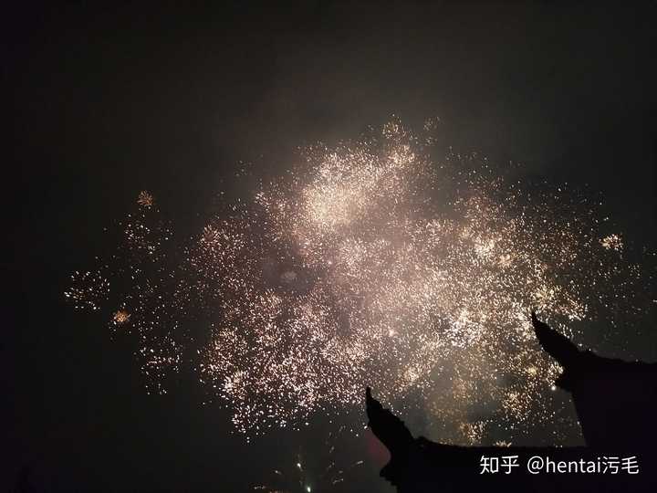 过年的那天晚上自己穿着单薄的睡衣在天台上瑟瑟发抖,就等着放烟花.