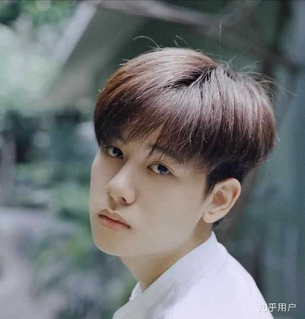 额头比较高的男生留什么发型鸭?