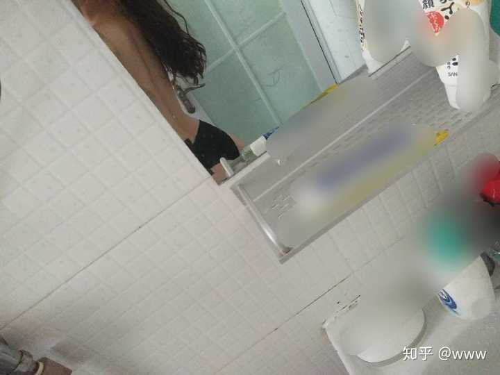 因为内内总是陷进去跟丁字裤一样,他总是帮我扯出来.