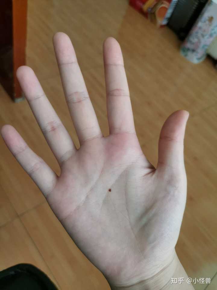 9 人赞同了该回答 有说是上辈子的情人临走前留下的泪,滴在手心作印记