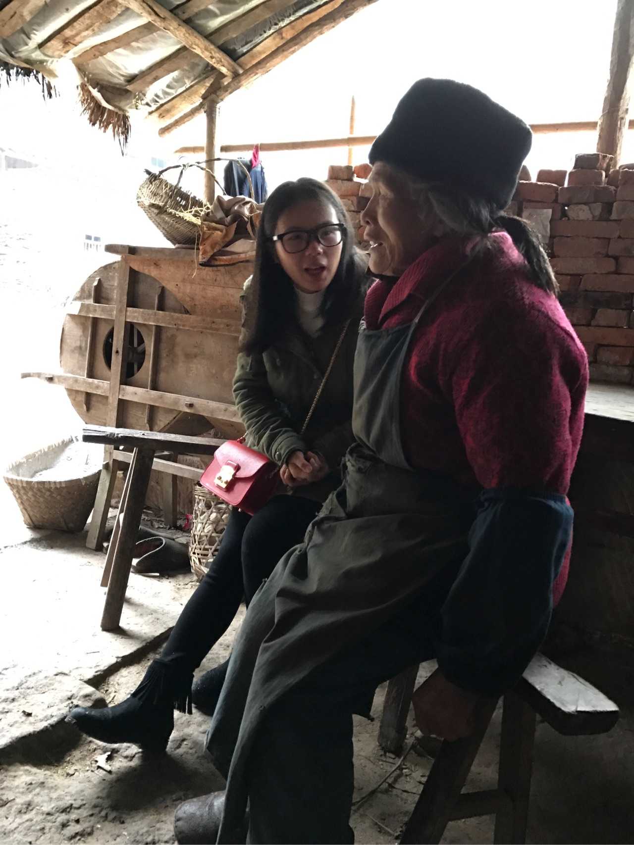 聋哑老头还经常领着瞎子老婆去赶场,聋哑老头看好要买的东西再让瞎子