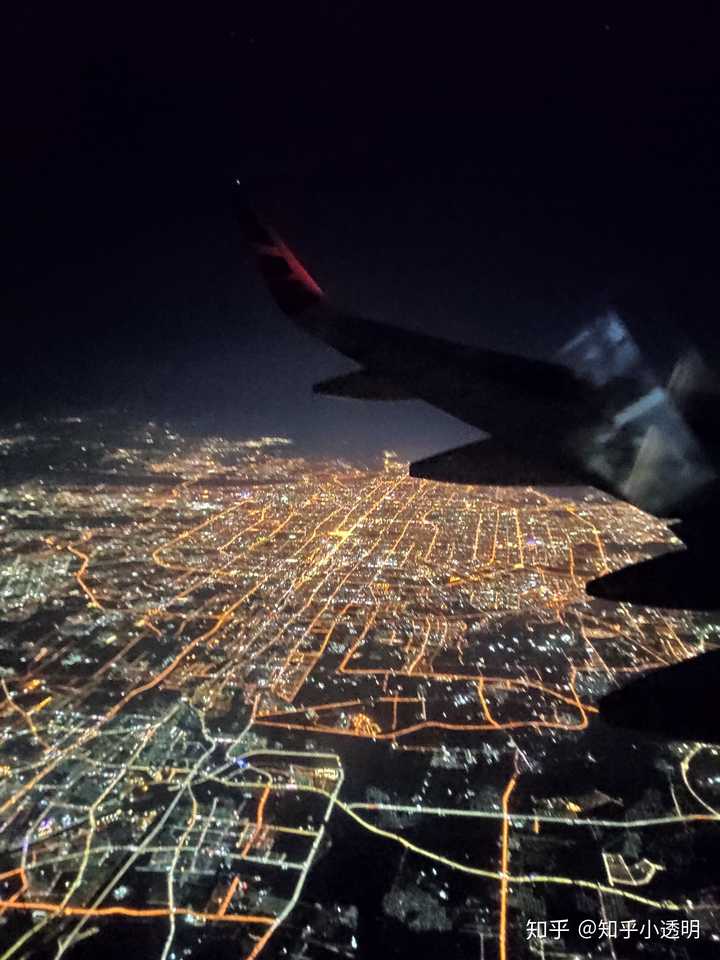 晚上在空中,北京的地标清晰可见,大兴机场,鸟巢,故宫,首都机场.