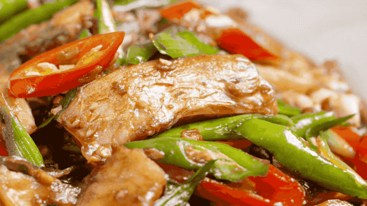 草鱼:600克 青线椒:2根 红线椒:2根 青蒜:2根 生姜:15克 大蒜:5瓣 甜