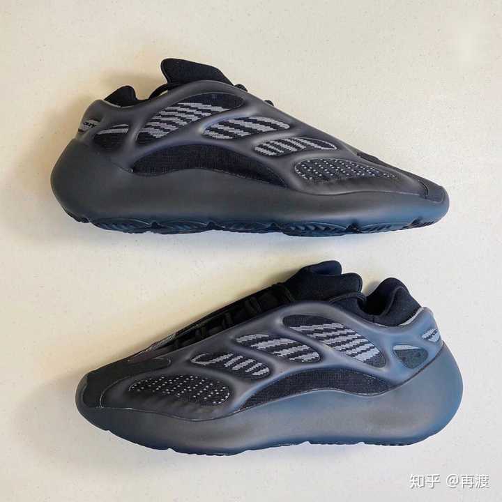 yeezy 700v3经历了一个月的实际穿着再来谈谈这双极具设计感的700v3.