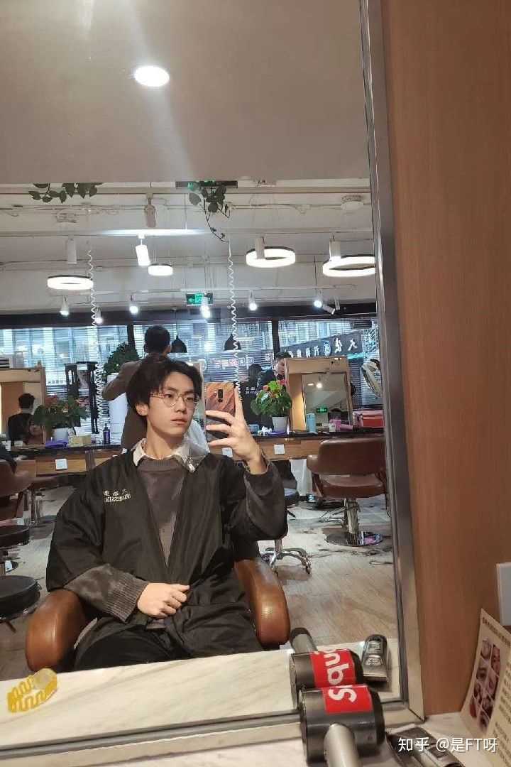 他:他早就知道你,跟他说过了,是网恋女朋友,他还找我要你照片,说你