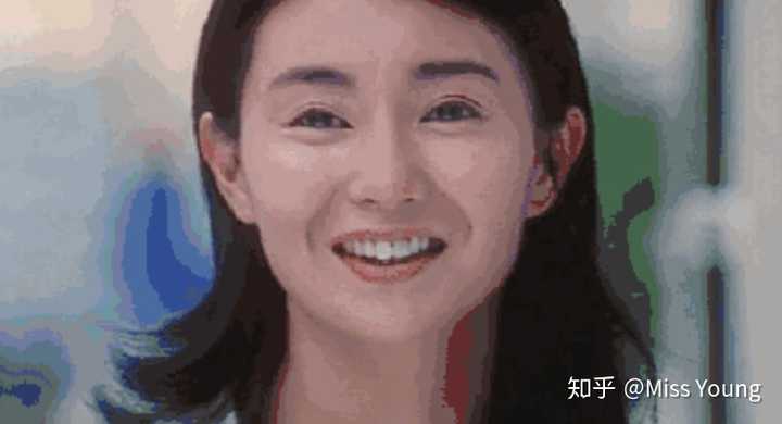 张曼玉的嘴也不算大,但在笑起来的时候保持住了只露出上排牙齿