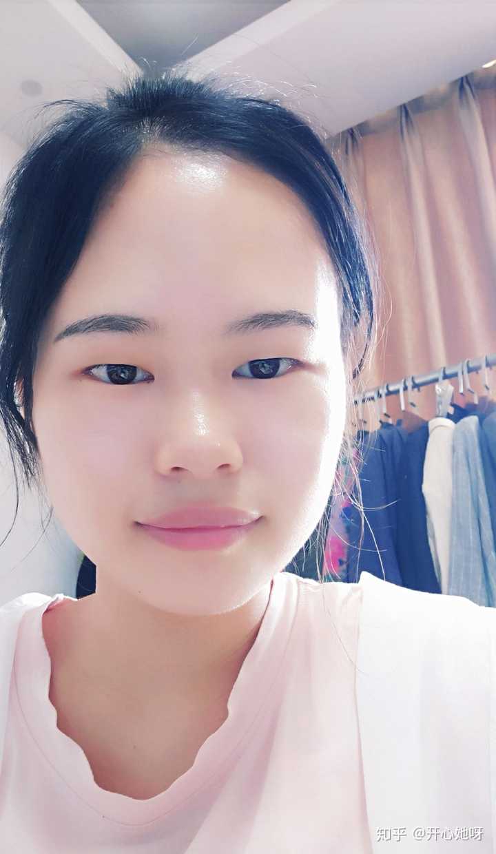 有没有那种单眼皮小眼睛塌鼻梁厚嘴唇但还挺好看的女生?