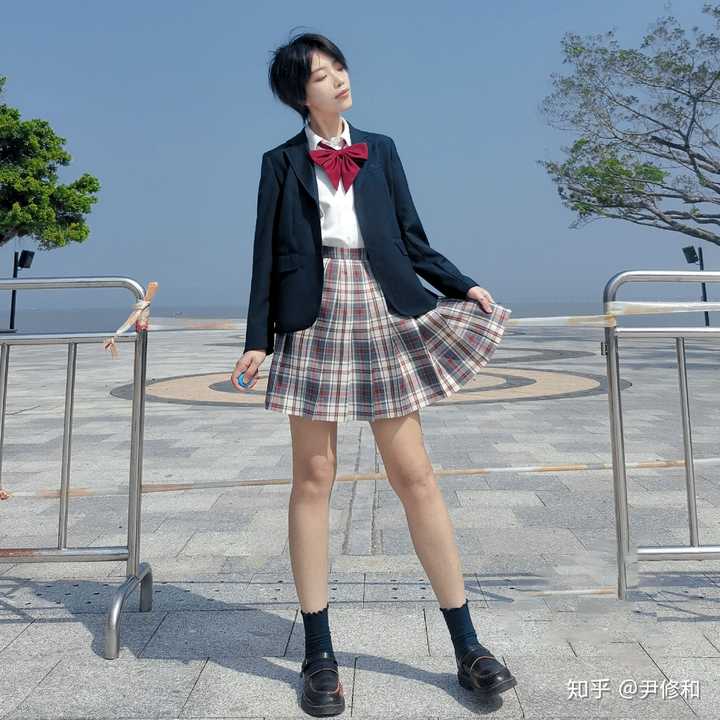 短发穿lo裙或jk制服真的好看吗